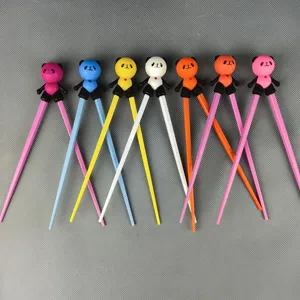 Bacchette di apprendimento per bambini con teste di panda in silicone, stoviglie colorate.