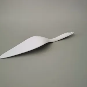 Eleganter weißer Tortenheber aus Melamin mit einem ergonomischen Griff und Aufhängeloch