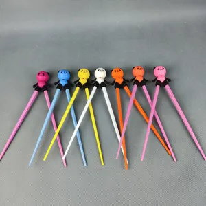 Bacchette di addestramento per bambini con simpatiche teste di panda, dettaglio in melamina.