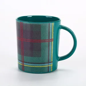 Tazza in ceramica a quadri verde dettaglio, classico design scozzese, bicchiere da giorno.