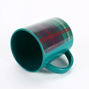 Vista ravvicinata dettagliata della tazza da caffè in ceramica con motivo a quadri verdi.