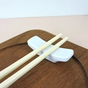 Κοντινό πλάνο λευκής μελαμίνης για στήριγμα ξυλάκια σε ξύλινο δίσκο ιαπωνικού στυλ