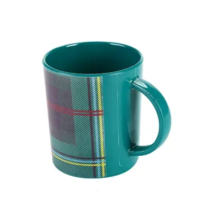 Tazza in ceramica verde con motivo a quadri classico e comodo manico per uso quotidiano.