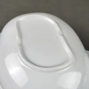 Nahaufnahme des weissen Melaminplattengrundes mit glatter Oberflaeche und stabiler Basis.