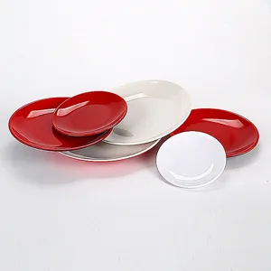 Vue détaillée d'un ensemble d'assiettes rondes en mélamine rouges et blanches empilées
