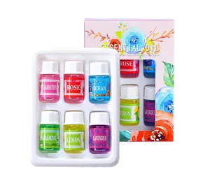 Vista dettagliata del set di 6 oli essenziali idrosolubili in una confezione regalo floreale