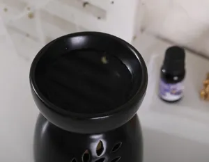 Vista macro del cuenco del quemador de aceite de cerámica negro mate para aromaterapia