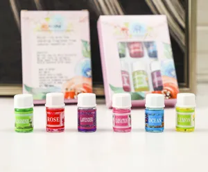 Primo piano di sei flaconi di oli essenziali idrosolubili da 3 ml con varie fragranze