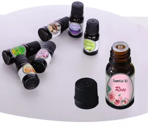 Vue détaillée de flacons d'huiles essentielles solubles de 10ml aux parfums de rose.