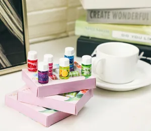 Dettaglio di un set da 6 oli essenziali in flaconi colorati in una scatola regalo rosa