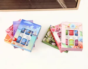 Primo piano di confezioni regalo di oli essenziali idrosolubili da 6 pezzi profumati