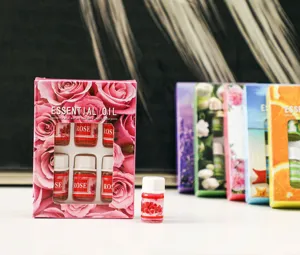 Primo piano di set da 6 oli essenziali idrosolubili da 3 ml in confezione floreale rosa
