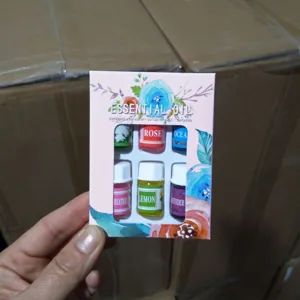 Primo piano di una confezione regalo di 6 mini oli essenziali idrosolubili in mano