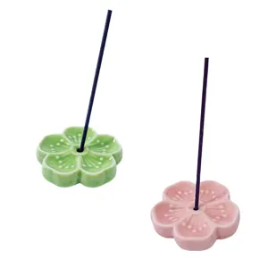 Nahaufnahme des keramischen Blumen-Räucherstäbchenhalters, süßes Kirschblüten-Design für Duft.
