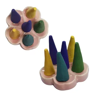 Nahaufnahme des Keramik Kirschblüten Räucherstäbchenhalters mit bunten Kegel-Räucherkerzen.