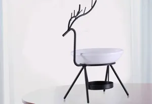Detalle de plato cerámico blanco de 4 pulgadas con soporte metálico de ciervo negro