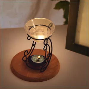 Vue detaillee du brule-parfum en fer forge avec plat en verre et socle en bois pour aromatherapie.