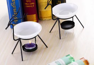 Vista detallada de un plato de cerámica blanca sobre un soporte de metal con forma de reno