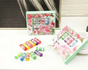 Primer plano detallado de frascos de aceite esencial de 5 ml con caja de regalo.