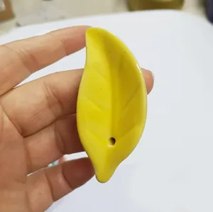 Mini soporte de incienso de cerámica con forma de hoja, decoración creativa.