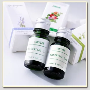 Vista dettagliata di olio essenziale da 10 ml in flaconi di vetro verde con scatola.