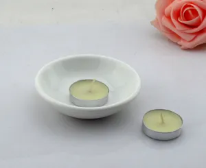 Primer plano de un platillo de cerámica blanca de 4 pulgadas usado como soporte para velas.