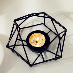 Zwarte geometrische metalen draadhouder voor waxinelichtjes met aluminium schaal.