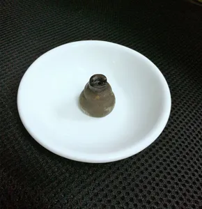 Vista detallada de un plato de cerámica blanca de 4 pulgadas con calabaza decorativa