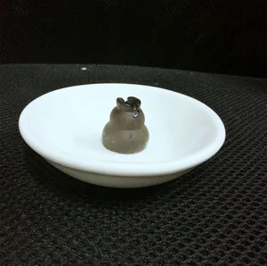 Vista detallada de un plato pequeño de cerámica blanca de 10 cm, estilo moderno