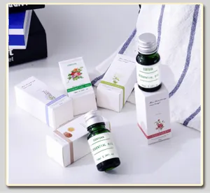 Set di oli essenziali solubili in acqua da 10ml con flaconi per aromaterapia e scatole.