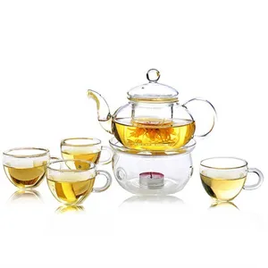 Transparante glazen theepot set met warmhoudplaat en bijpassende kopjes met prachtige theedetails.