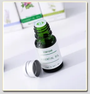 Dettaglio flacone di olio essenziale in vetro verde, confezione aromaterapia di 10ml.