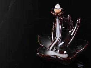 Bruciatore di incenso a reflusso in ceramica, design a mano di loto per la decorazione della casa.