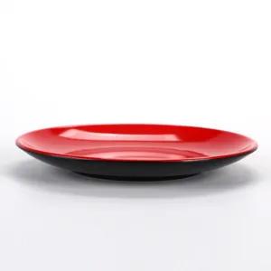 Vue détaillée d'une assiette ronde bicolore rouge et noir en mélamine pour restaurants