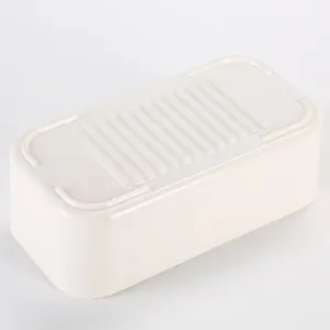 Vue détaillée de la texture du fond d'un plat de service rectangulaire en mélamine blanc crème.