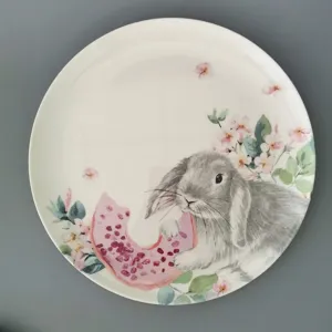 Assiette en mélamine avec lapin de dessin animé et motif floral style dessiné à la main