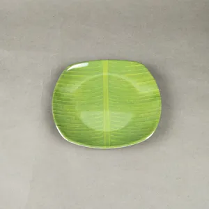 Assiette plate carrée en mélamine avec motif réaliste de feuille de bananier pour cuisine.