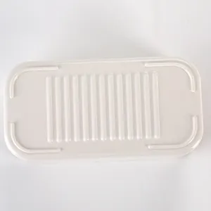 Détail d'une assiette rectangulaire en mélamine blanche avec texture nervurée verticale