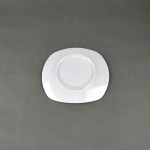 Vue détaillée du fond d'assiette en mélamine avec le cachet au dos et la structure blanche.