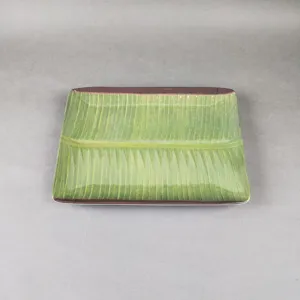 Assiette plate rectangulaire en melamine avec motif de feuille de bananier pour la cuisine.