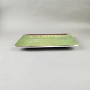 Assiette rectangulaire en mélamine avec motif de feuille de bananier, vaisselle durable.