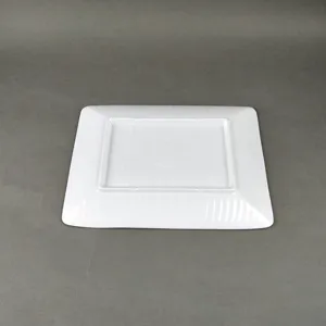 Assiette de service blanche en mélamine forme feuille de bananier vue détaillée