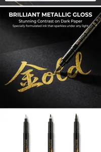 Penna a pennello calligrafica metallica con inchiostro brillante per scrittura su carta scura.
