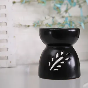 Elegante quemador de cera de cerámica negro mate con patrón de hojas recortadas decorativo