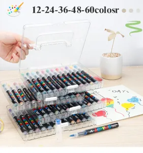 Abgestufte transparente PET-Aufbewahrungsboxen für bunte Acrylmarker auf einem Schreibtisch