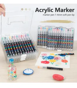 Transparente PET-Aufbewahrungsbox mit organisierten Acrylmarkern auf einem Schreibtisch