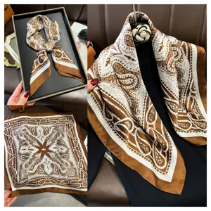 Detailweergave van bruine zijden sjaal met vintage paisley-print en textuur