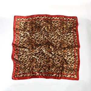 Elegante sciarpa quadrata leopardata con bordo rosso, foulard decorativo effetto seta.