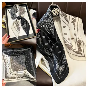 Gedetailleerd overzicht van een retro zijden sjaal met paisley print, geknoopt en gedrapeerd.