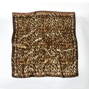 Classico foulard quadrato in seta con stampa leopardata da donna, scialle versatile